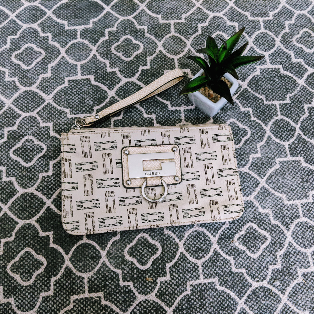 *GUESS Signature Cream Color Wristlet